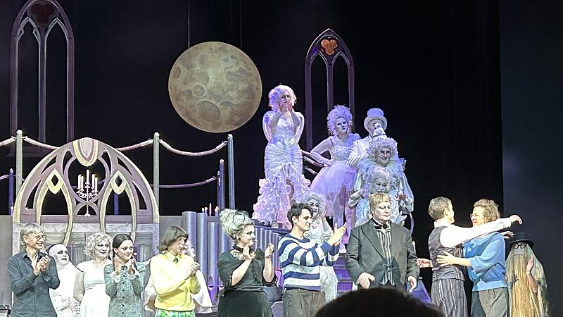 Am Ende der letzten Vorstellung der Spielzeit 2025/2026 wurde Sandrina Nitschke verabschiedet. Die Schauspielerin war zuletzt in der Soufflage des Landestheaters t&auml;tig.