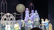 Landestheater Coburg Am Ende der letzten Vorstellung der Spielzeit 2025/2026 wurde Sandrina Nitschke verabschiedet. Die Schauspielerin war zuletzt in der Soufflage des Landestheaters tätig.