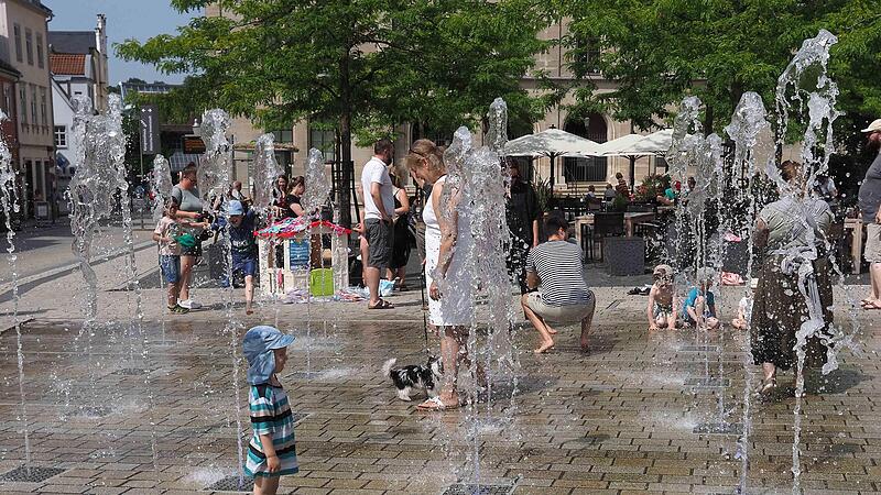 Ascolino und der Kinderschutzbund verteilen am Samstag kostenlos Badehosen und Windeln f&uuml;r die planschenden Kinder am Albertsplatz
