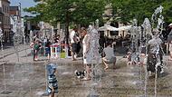 Die Gr&uuml;nen und der Kinderschutzbund verteilten am Samstag kostenlos Badehosen und Windeln f&uuml;r die planschenden Kinder am Albertsplatz.