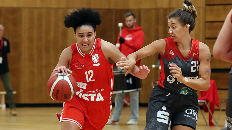 Die neue Bamberger Aufbauspielerin Faith Alston (links, gegen Manuela Scholzgart) machte ein ordentliches Debüt.