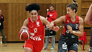 Die neue Bamberger Aufbauspielerin Faith Alston (links, gegen Manuela Scholzgart) machte ein ordentliches Debüt.