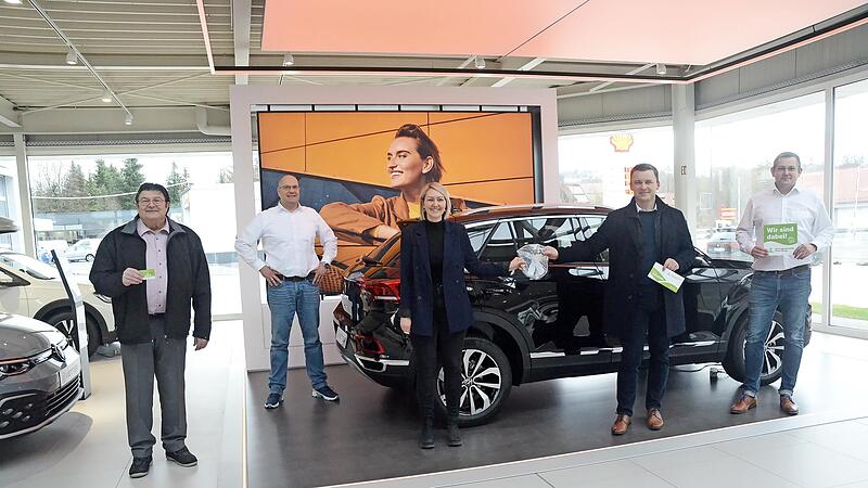 In der neuen VW-Halle (von links): Zweiter B&uuml;rgermeister Wolfgang F&ouml;rtsch, Serviceleiter Norman Mei&szlig;ner, Prokuristin Eva Vetter, B&uuml;rgermeister Stefan Heinlein und Vertriebsleiter Marco Pabstmann