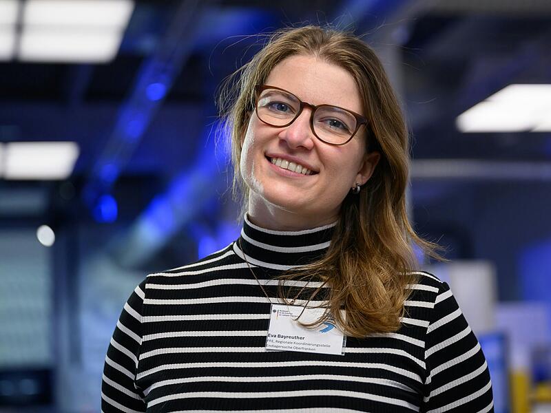 Die Geoökologin Eva Bayreuther von der "Regionalen Koordinierungsstelle Oberfranken" für die Endlagersuche sagt, an dem Verfahren mitzuwirken, erfordere viel Zeit und Idealismus. Die Geoökologin Eva Bayreuther von der "Regionalen Koordinierungsstelle Oberfranken" für die Endlagersuche sagt, an dem Verfahren mitzuwirken, erfordere viel Zeit und Idealismus.