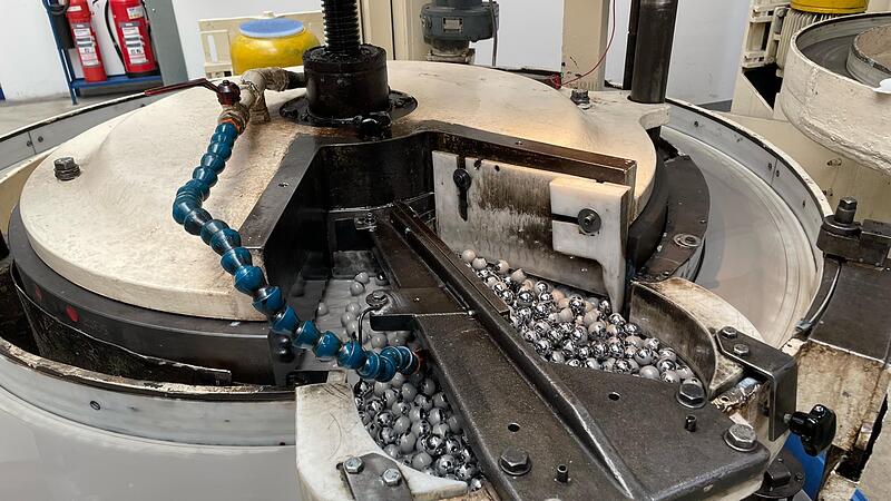 Präzisionskugeln in den Größen von 16  bis 320 Millimeter werden am Standort Eltmann gefertigt.