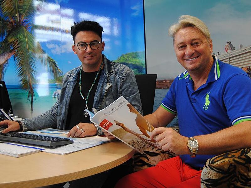 Hubert Fella (rechts) und Matthias Mangiapane in ihrem Reisebüro Hubert Fella (rechts) und Matthias Mangiapane in ihrem Reisebüro