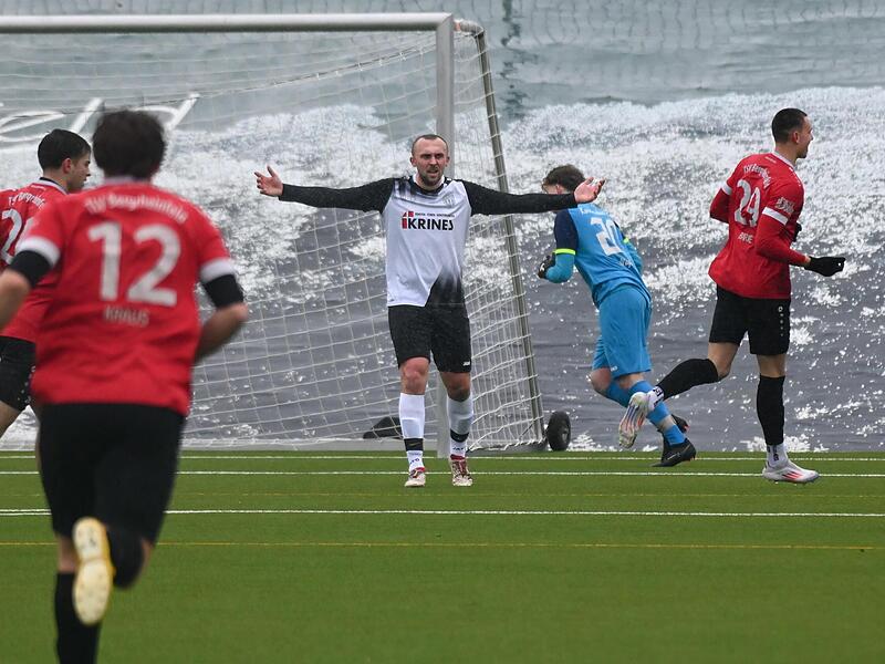 Der Sander Ralph Thomann ärgert sich nach dem dritten Gegentor im Spiel beim TSV Bergrheinfeld. Der Sander Ralph Thomann ärgert sich nach dem dritten Gegentor im Spiel beim TSV Bergrheinfeld.