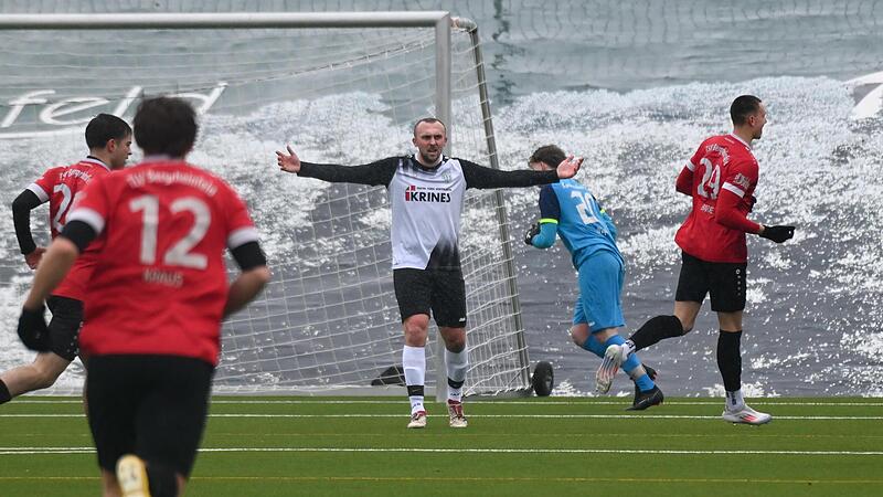 Der Sander Ralph Thomann ärgert sich nach dem dritten Gegentor im Spiel beim TSV Bergrheinfeld. Der Sander Ralph Thomann ärgert sich nach dem dritten Gegentor im Spiel beim TSV Bergrheinfeld.