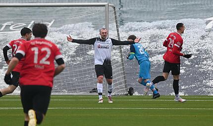 Der Sander Ralph Thomann &auml;rgert sich nach dem dritten Gegentor im Spiel beim TSV Bergrheinfeld.