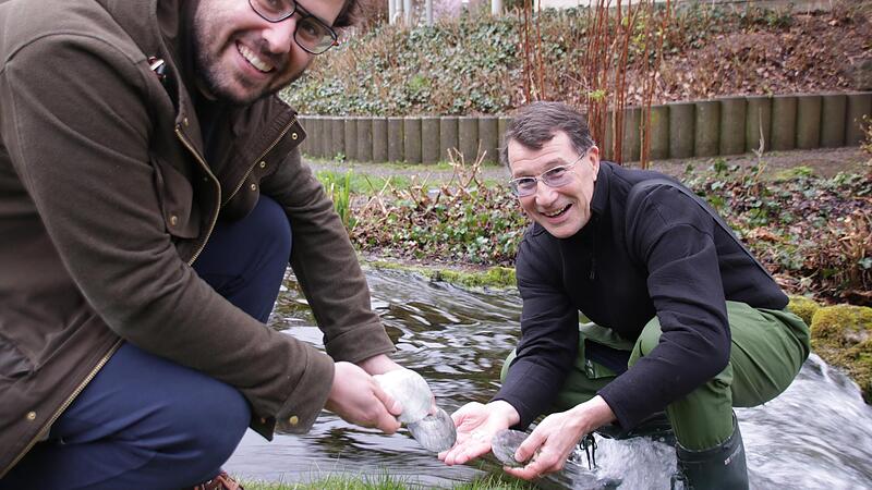 Stadtrat Markus Albert (links) unterstützt für den Aprilscherz das Muschelprojekt. Stadtrat Markus Albert (links) unterstützt für den Aprilscherz das Muschelprojekt.
