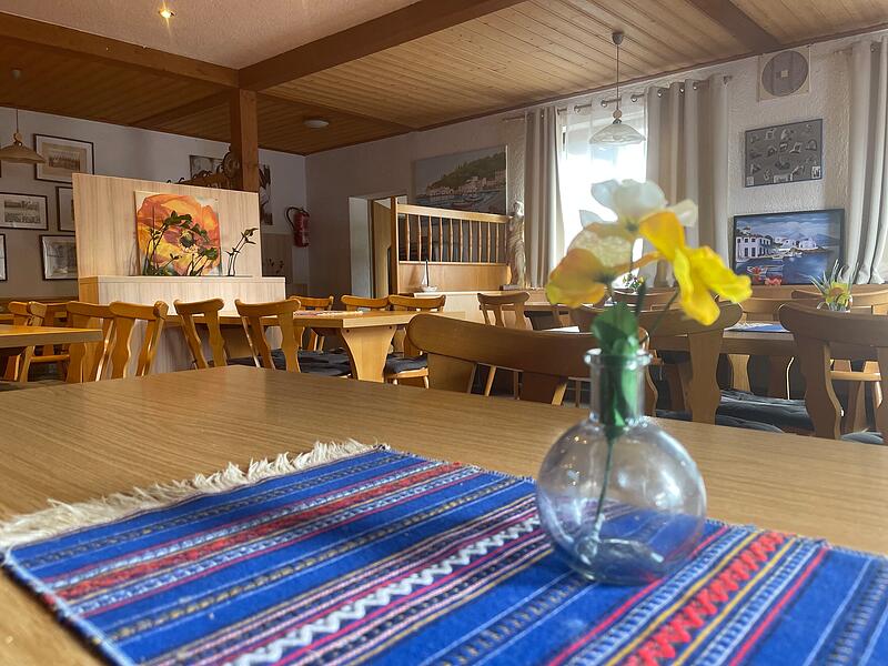 Der Innenbereich der Sportgaststätte Mykonos beim ASV Höchstadt. Hier gibt es griechische als auch deutsche Gerichte im Angebot. Der Innenbereich der Sportgaststätte Mykonos beim ASV Höchstadt. Hier gibt es griechische als auch deutsche Gerichte im Angebot.