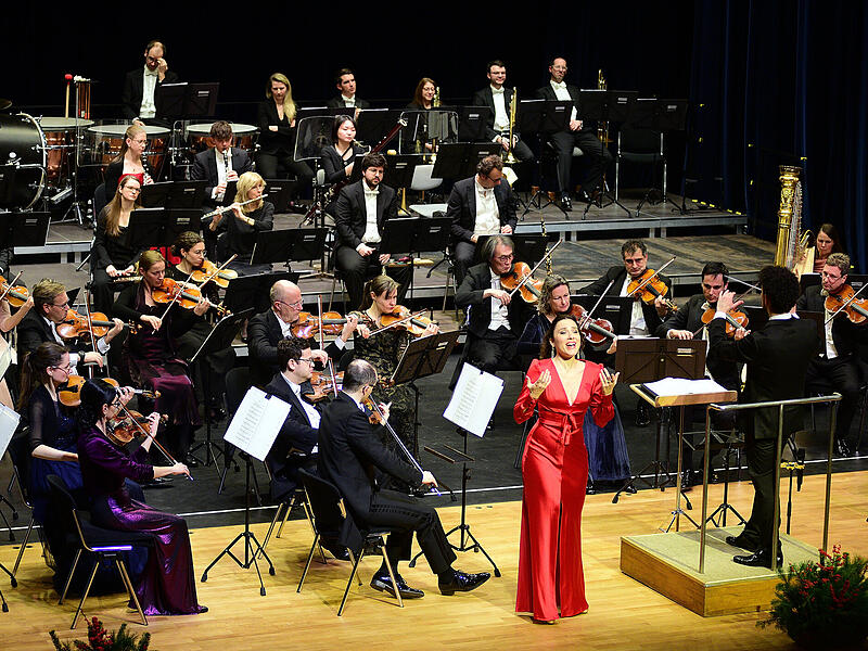 Neujahrskonzert der Hofer Symphoniker Kulmbach 2026 Ansprechend, atmosphärisch und aufregend: Beim Neujahrskonzert musizierten die Hofer Symphoniker unter Luis Toro Araya in der Dr.-Stammberger-Halle. Den vokalen Solopart übernahm die spanische Sopranistin Leonor Bonilla.