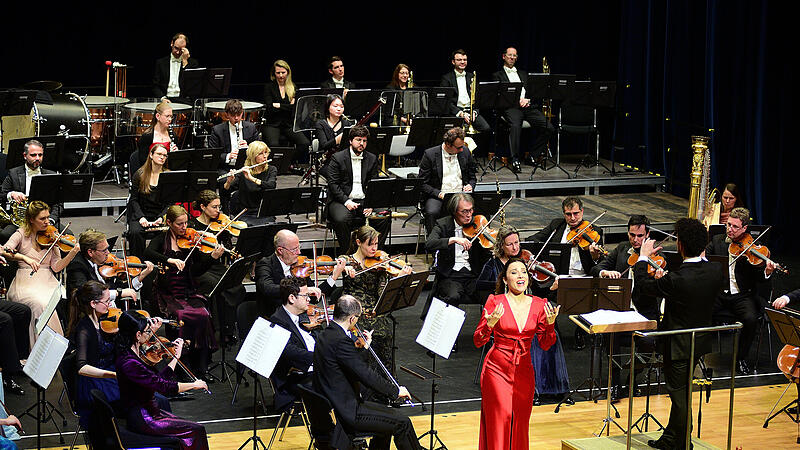 Ansprechend, atmosph&auml;risch und aufregend: Beim Neujahrskonzert musizierten die Hofer Symphoniker unter Luis Toro Araya in der Dr.-Stammberger-Halle. Den vokalen Solopart &uuml;bernahm die spanische Sopranistin Leonor Bonilla.