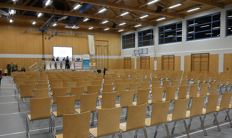 Die Schlossberghalle wurde f&uuml;r die Podiumsdiskussion hergerichtet.