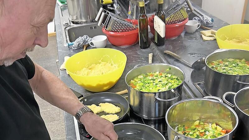 Beim gemeinsamen Kochen in der MGH-K&uuml;che verwandeln sich die Zutaten Schritt f&uuml;r Schritt in vertraute Lieblingsgerichte.