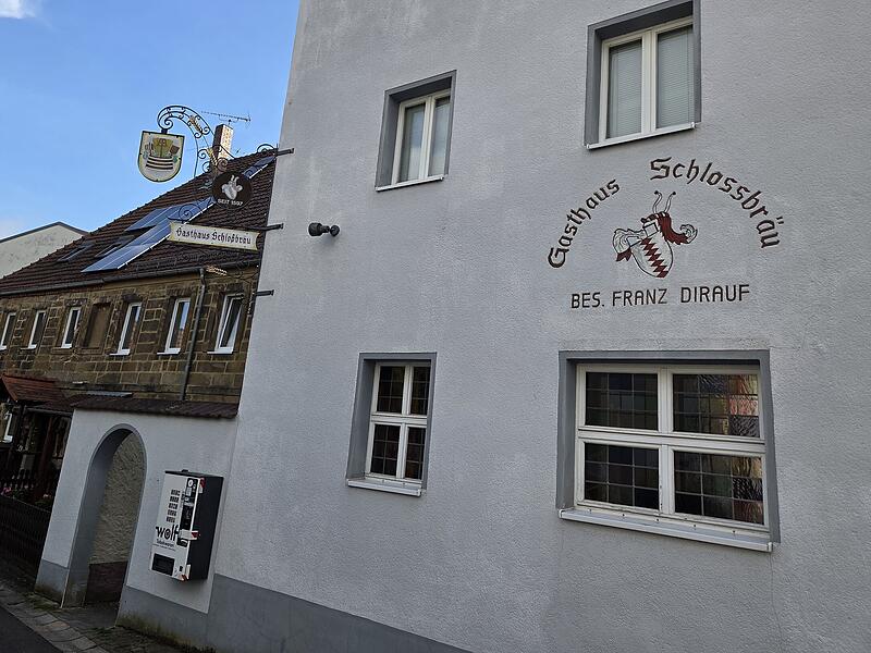 Das Reckendorfer Gasthaus Schlossbr&auml;u mit Anbau wird aktuell zum Kauf angeboten.