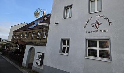 Das Reckendorfer Gasthaus Schlossbr&auml;u mit Anbau wird aktuell zum Kauf angeboten.