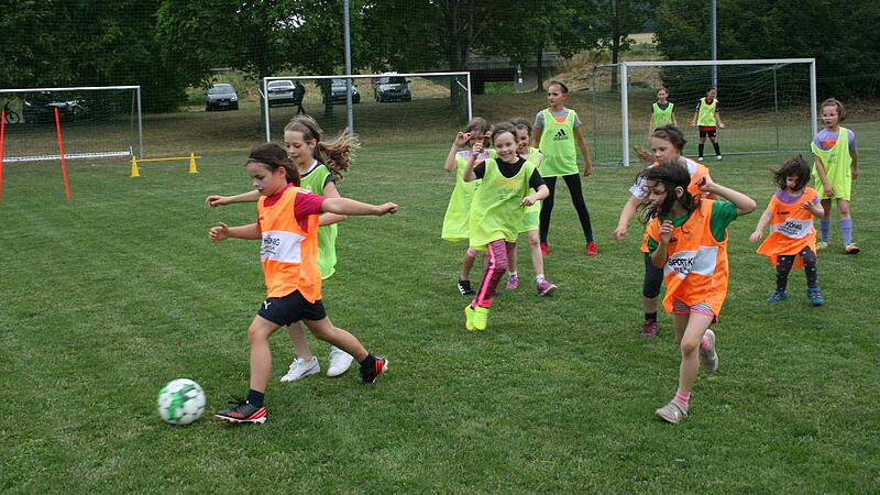 Die Teilnehmerinnen hatten beim Tag des M&auml;dchenfu&szlig;balls in Langendorf so richtig Spa&szlig;.