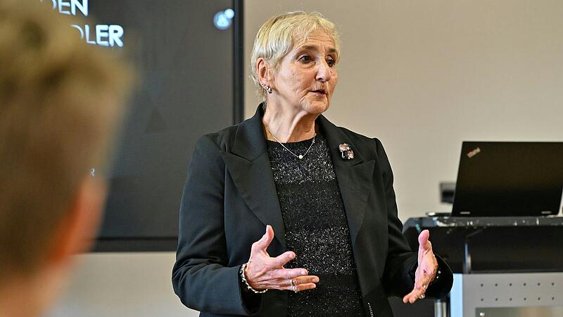 Prof. Dr. Erika Rosenberg-Band während ihres Vortrages in der Realschule Kitzingen.