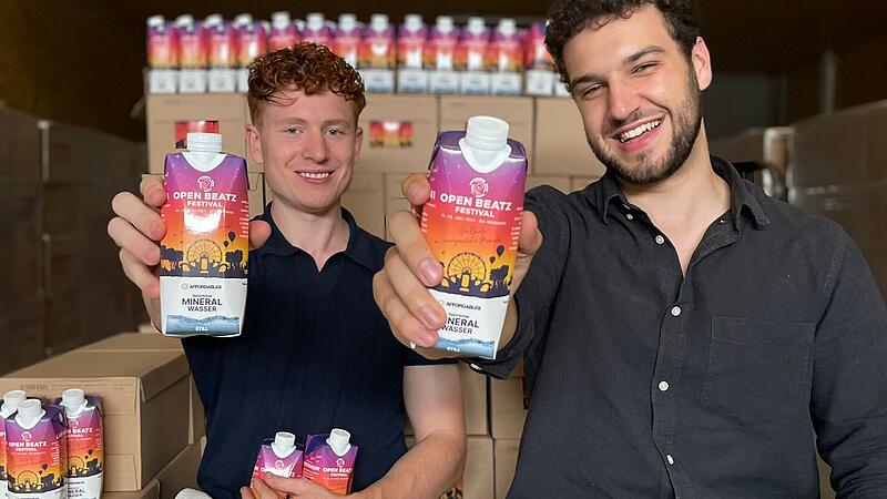 Die erste Großlieferung ist da: Bald werden Max Wimmer und David Kossmann in Bamberg 21.000 Tetra-Pak-Flaschen Wasser verschenken.