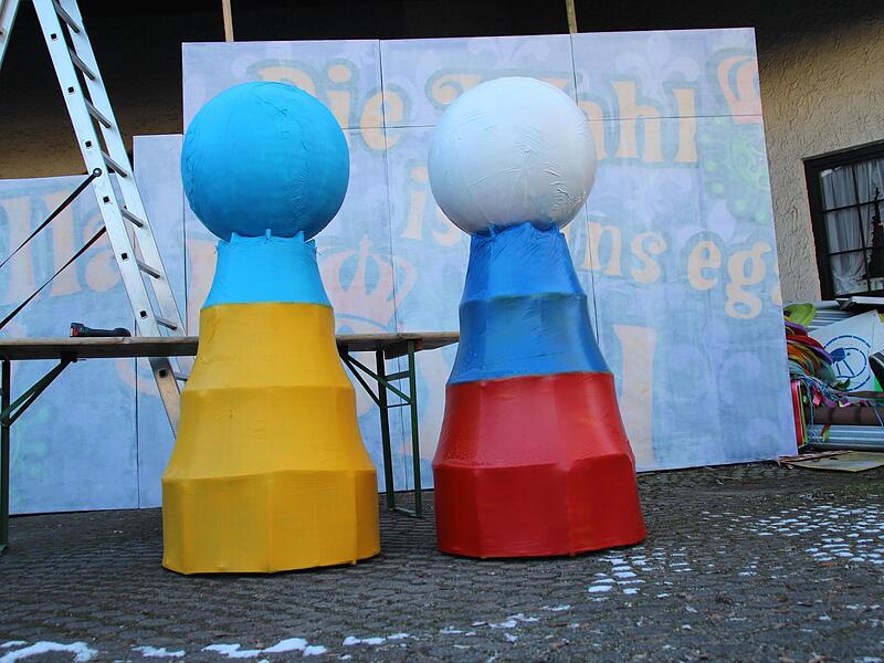 Vorbereitungen für den Faschingsumzug in Coburg: Zwei Spielfiguren für den besonderen Wagen von Alex Reuther sind bereits fertig. Vorbereitungen für den Faschingsumzug in Coburg: Zwei Spielfiguren für den besonderen Wagen von Alex Reuther sind bereits fertig.