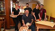 Die italienische Gro&szlig;familie Cappadona bewirtet in Bamberg zwei Lokale, die beide Pizzeria Italia hei&szlig;en. Von links nach rechts: Maria, Carmen, Dario, Tina, Paolo und Massimo (Bildmitte) mit Hund Hachi.