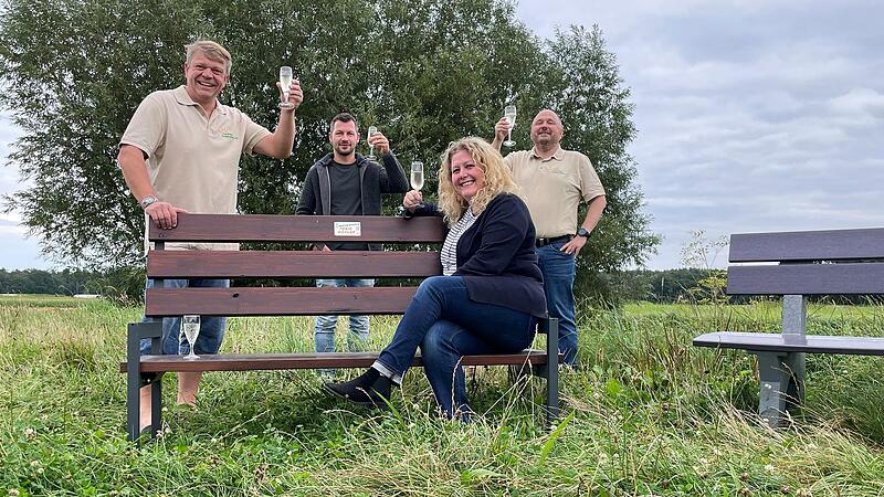 Mit einem Gl&auml;schen Sekt und Corona-Abstand weihten Erich Biermann (v.l.), Markus Ort, Thomas K&uuml;lle und Sandra Wie&szlig;ner die neue Bank ein. Noch steht sie neben der alten, angeketteten Bank. Ob sie hinter den im Hintergrund stehenden Busch getragen wird &ndash; die Zukunft wird es zeigen.
