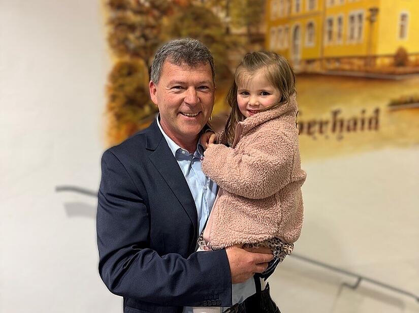 Oberhaids B&uuml;rgermeister Carsten Joneitis freut sich mit Enkelin Lina &uuml;ber seine Wiederwahl.