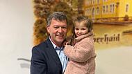 Oberhaids B&uuml;rgermeister Carsten Joneitis freut sich mit Enkelin Lina &uuml;ber seine Wiederwahl.