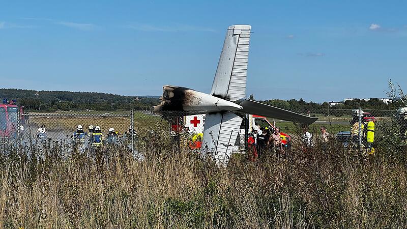 Am Sonntagmittag (17.09.2023) stürzte auf einem Bamberger Flugplatz ein Flugzeug ab. Die Maschine zerbrach in zwei Teile und stand in Flammen. Weder zur Absturzursache, noch zum Zustand des Piloten oder Anzahlt der Passagiere gibt es momentan Informationen.