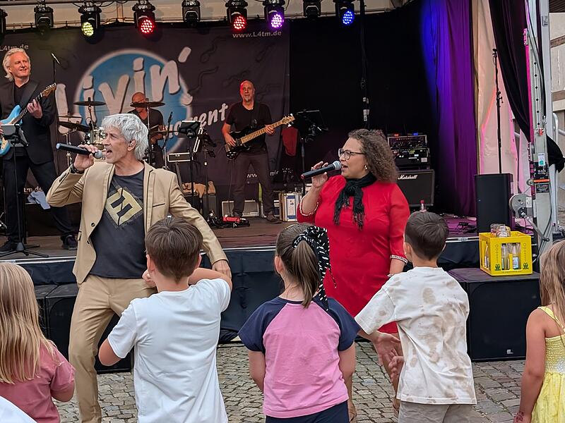 Stadtfest Musik und Märkte in Münnerstadt 2025Stadtfest Musik und Märkte 2025 in Münnerstadt Livin' 4 the moment spielte Klassiker aus den 70er, 80er und 90er Jahren sowie aktuelle Stücke aus den Charts.
