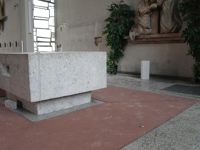 Verschiedene Spuren zeugen bereits davon, dass die ehemalige Kirche St. Bartholomäus in Motten nun eine Baustelle ist. Verschiedene Spuren zeugen bereits davon, dass die ehemalige Kirche St. Bartholomäus in Motten nun eine Baustelle ist.