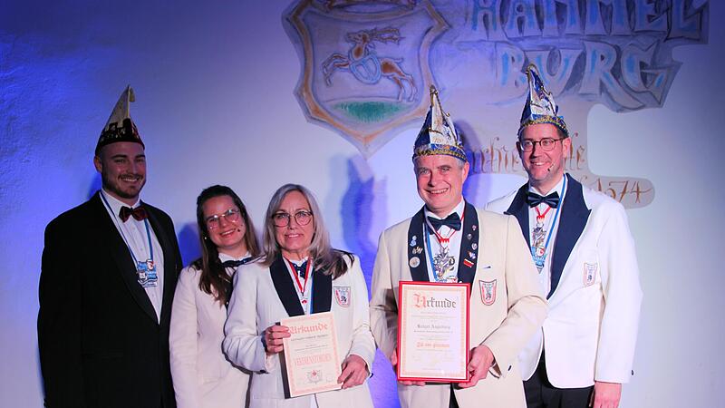 Felix Zirkelbach (links) vom Fastnacht Verband Franken zeichnete verdiente Narren aus. Holger Augsburg (2. von rechts) erhielt den silbernen &bdquo;Till von Franken&ldquo;, Gabi Horteux (Mitte) wurde mit dem Verdienstorden gew&uuml;rdigt. Julia Keidel (2. von link...