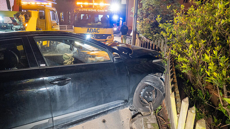 Bei dem Unfall in Untermembach demolierte eines der beteiligten Autos einen Zaun.