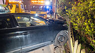 Bei dem Unfall in Untermembach demolierte eines der beteiligten Autos einen Zaun.