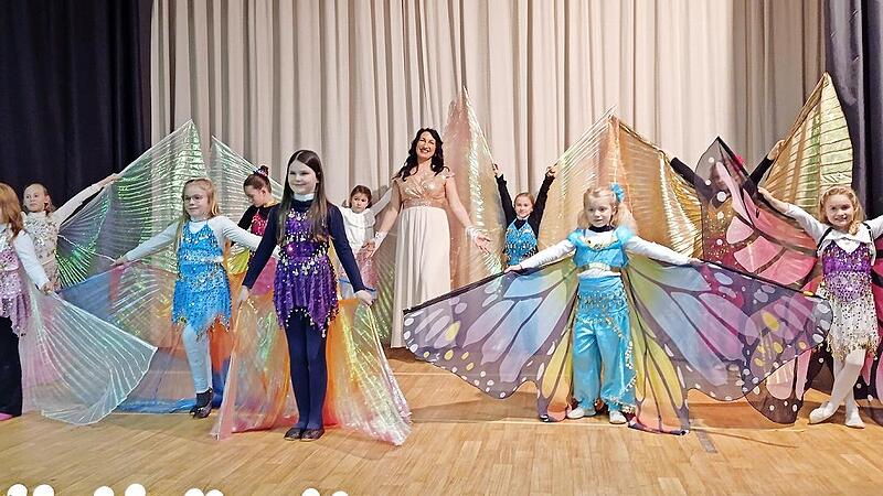 Die Tanzgruppe von Christina Scheit (Mitte) in der Jahn-Halle in Winkels bei ihrem Auftritt am Seniorennachmittag.