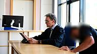 Rechtsanwalt Bertram Marsch aus Erlangen und der Angeklagte