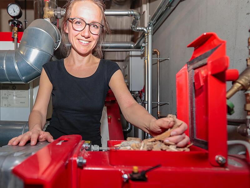 Biomasse statt fossiler Brennstoffe: Wie das Nahwärmenetz in Hallerndorf funktioniert, erklärt Naturstrom-Betriebsleiterin Rebecca Schneider. Ganz ohne Öl und Gas ist die Versorgung für den Landkreis jedoch noch lange nicht gewährleistet.Forchheim & Fränkische Schweiz Biomasse statt fossiler Brennstoffe: Wie das Nahwärmenetz in Hallerndorf funktioniert, erklärt Naturstrom-Betriebsleiterin Rebecca Schneider. Ganz ohne Öl und Gas ist die Versorgung für den Landkreis jedoch noch lange nicht gewährleistet.Forchheim & Fränkische Schweiz