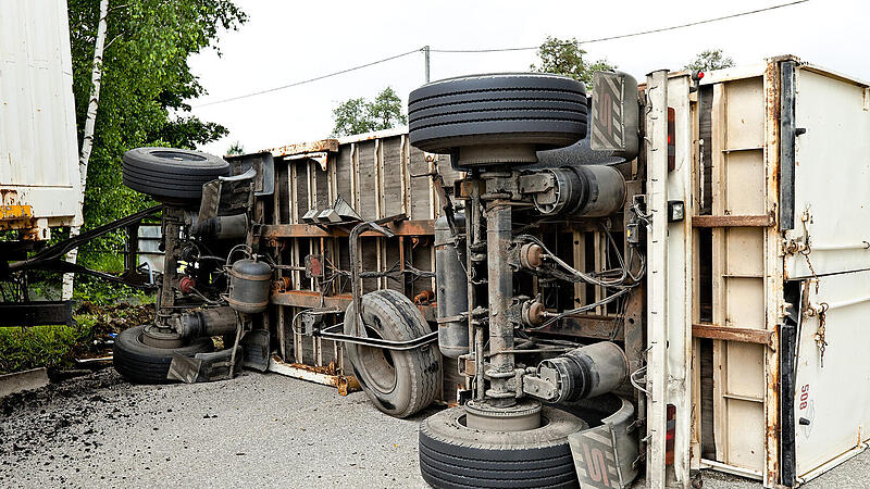 Kasendorf: Lkw umgekippt - Fahrbahn unter Splitt begraben Kasendorf: Lkw umgekippt - Fahrbahn unter Splitt begraben