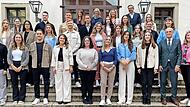 Die Lehramtsanwärterinnen und Lehramtsanwärter unter anderem mit Schulamtsdirektorin Susanne Vodde und Landrat Wilhelm Schneider.