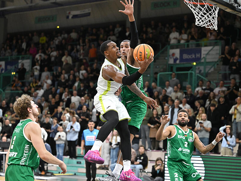 Der Bayreuther Neuzugang Rayshawn Mart (am Ball) erzielt gegen den Koblenzer Timothy Smith zwei seiner 22 Punkte.