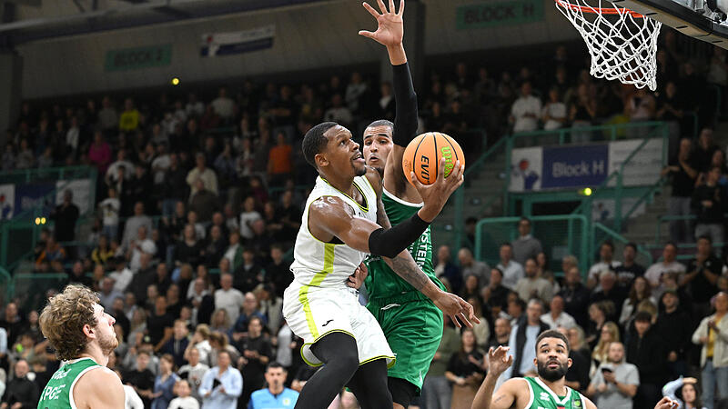 Der Bayreuther Neuzugang Rayshawn Mart (am Ball) erzielt gegen den Koblenzer Timothy Smith zwei seiner 22 Punkte.