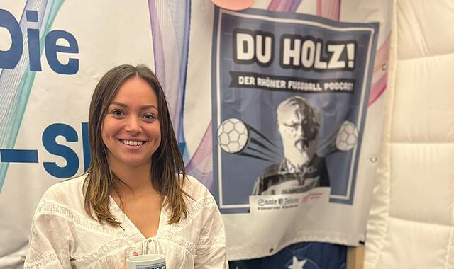 Jule Betz zu Gast beim Rh&ouml;ner Fu&szlig;ball-Podcast Du Holz