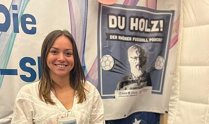 Jule Betz zu Gast beim Rh&ouml;ner Fu&szlig;ball-Podcast Du Holz