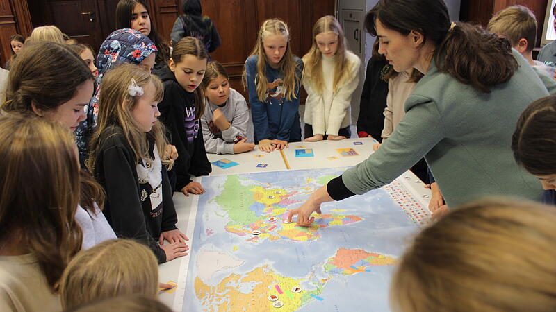 Professorin Dr. Barbara Wittmann h&auml;lt die erste Vorlesung der Kinder-Uni an der Uni Bamberg
