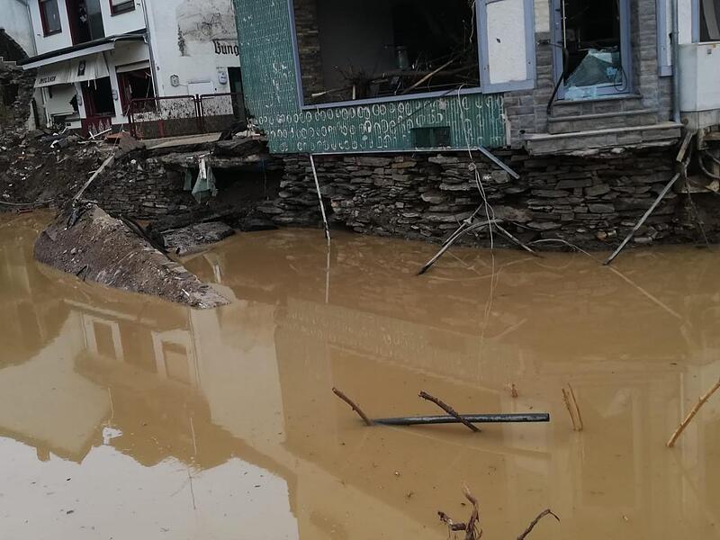 Nach der Flut im Ahrtal blieben Schutt, Schlamm und Verwüstung. Nach der Flut im Ahrtal blieben Schutt, Schlamm und Verwüstung.