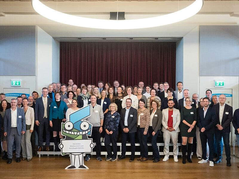 Gruppenfoto bei der Ehrungsfeier für das Berufswahl-Siegel für Mittel- und Unterfranken in Nürnberg.
