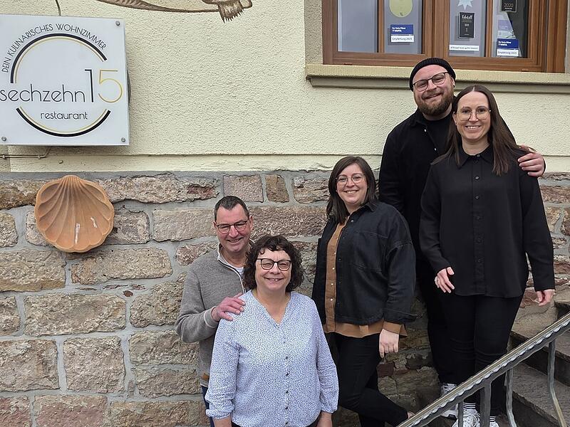 Generationswechsel in Stralsbach im Wei&szlig;en R&ouml;ssl: Michael und Lisa Hergenr&ouml;der stehen jetzt an der Spitze des Landgasthofs "Zum Wei&szlig;en R&ouml;ssl", Michaels Schwester Verena ist dar&uuml;ber gl&uuml;cklich. Die Eltern Thomas und Arnita haben nun weniger Verantwortung (von oben rechts).