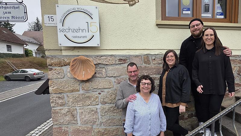 Generationswechsel in Stralsbach im Wei&szlig;en R&ouml;ssl: Michael und Lisa Hergenr&ouml;der stehen jetzt an der Spitze des Landgasthofs "Zum Wei&szlig;en R&ouml;ssl", Michaels Schwester Verena ist dar&uuml;ber gl&uuml;cklich. Die Eltern Thomas und Arnita haben nun weniger Verantwortung (von oben rechts).