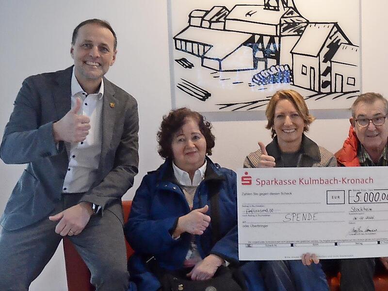Die Spendenübergabe mit (von links) Bürgermeister Daniel Wei-ßerth, Kassiererin des VdK Sigrid Schank, Vorsitzender der IG Stockheim, Silke Meißner- Krause, und dem Vorsitzenden des VdK OV, Clemens Wachter. Die Spendenübergabe mit (von links) Bürgermeister Daniel Wei-ßerth, Kassiererin des VdK Sigrid Schank, Vorsitzender der IG Stockheim, Silke Meißner- Krause, und dem Vorsitzenden des VdK OV, Clemens Wachter.